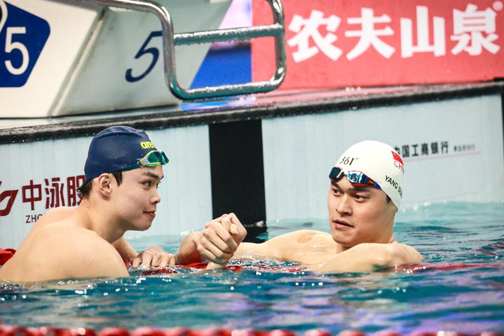 小西蒙斯等